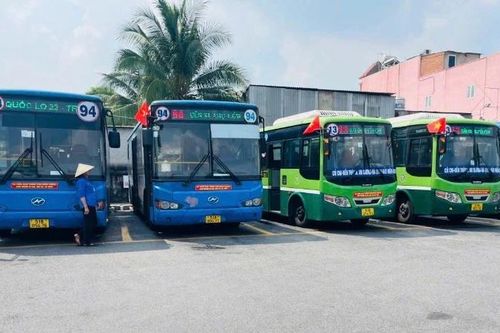 TP Hồ Chí Minh: Xe buýt đồng loạt treo cờ Tổ quốc