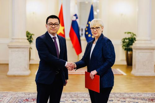 Đại sứ Vũ Lê Thái Hoàng trình Quốc thư lên Tổng thống Slovenia