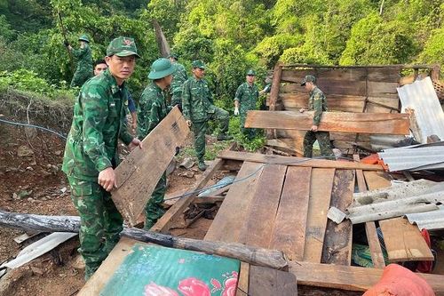 Bộ đội Biên phòng Nghệ An giúp người dân khắc phục hậu quả giông lốc