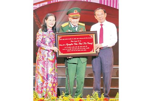 Tôn vinh 60 tấm gương vì sự phát triển của cộng đồng