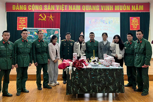 'Kết thân đồng đội' cùng chiến sĩ mới