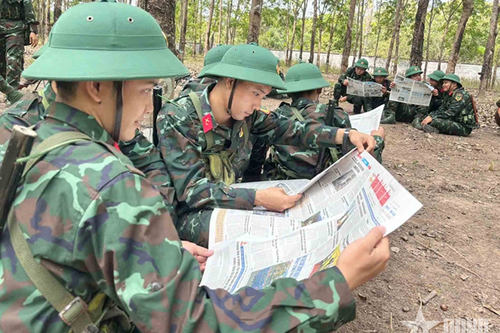 Phút thư giãn bổ ích của chiến sĩ mới trên thao trường