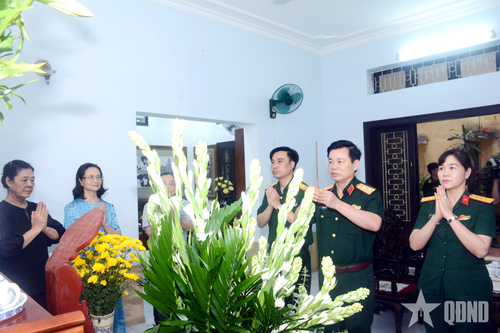 Trung tướng Đỗ Xuân Tụng dâng hương tri ân, tưởng niệm Đại tướng Nguyễn Quyết
