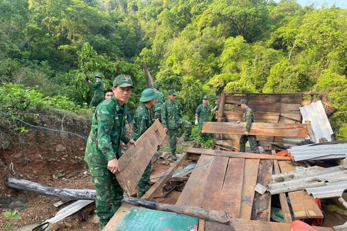 Bộ đội Biên phòng tỉnh Nghệ An giúp dân khắc phục hậu quả dông lốc