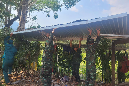 Lực lượng vũ trang tỉnh Quảng Ngãi giúp dân khắc phục hậu quả thiên tai