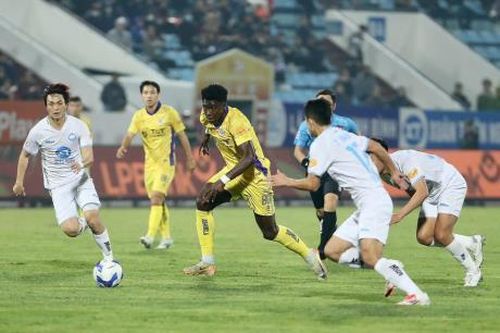 Cạnh tranh ngôi vô địch V.League 2024/25: Ngôi vương khó rời đất Bắc