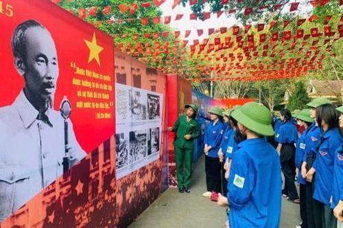 Tổ chức nhiều hoạt động triển lãm chào mừng 50 năm đất nước thống nhất