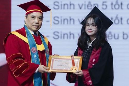 Nữ sinh Nghệ An sở hữu loạt giải thưởng Toán học tốt nghiệp sớm Trường Đại học Ngoại thương