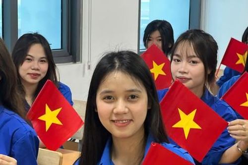 Gửi trọn tình yêu nước qua từng mũi len: Tuổi trẻ Học viện Hành chính lan tỏa yêu thương bằng những điều giản dị
