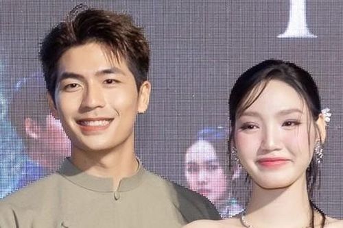 Một 'nam thần màn ảnh thế hệ mới' phải lên tiếng đính chính chuyện 'ghép đôi' vì diễn quá tình cảm với bạn diễn