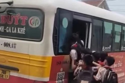 Lập biên bản xử lý tài xế xe buýt để người lên, xuống khi xe đang di chuyển