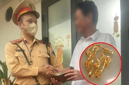 CSGT trao trả người dân 5 chỉ vàng đánh rơi trên đường