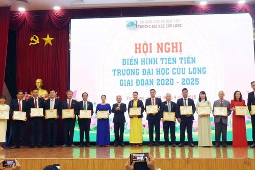 Trường ĐH Cửu Long khen thưởng 16 tập thể và 64 cá nhân điển hình tiên tiến