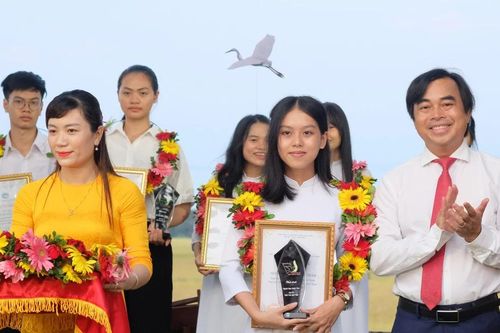 Giải thưởng khuyến tài Đỗ Thúc Tịnh vinh danh học sinh giỏi
