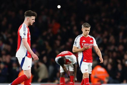 Saliba mắc sai lầm, Arsenal đánh rơi chiến thắng trước Crystal Palace