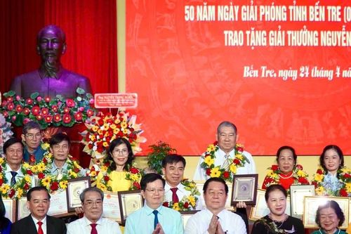 Ông Nguyễn Trọng Nghĩa dự lễ kỷ niệm 50 năm Ngày Giải phóng tỉnh Bến Tre
