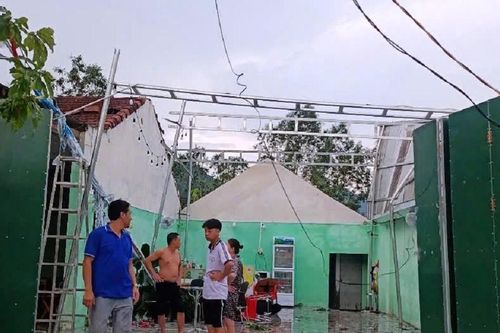 Thiệt hại gần 100 ngôi nhà ở huyện Ba Tơ do dông lốc