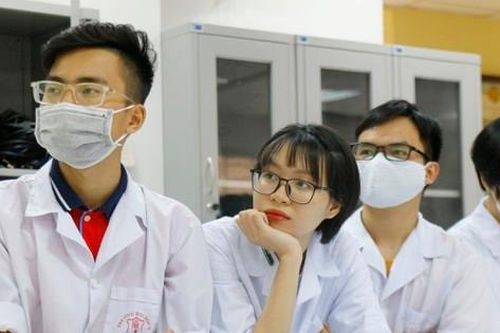 Bị kỷ luật nếu mặc áo trễ cổ, váy ngắn: Sinh viên Đại học Y Hà Nội nói gì?