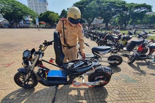Hàng chục học sinh mang xe độ chế tụ tập, biểu diễn và quay video câu like