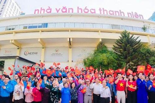 Xúc động lễ chào cờ 'Tôi yêu Tổ quốc tôi'