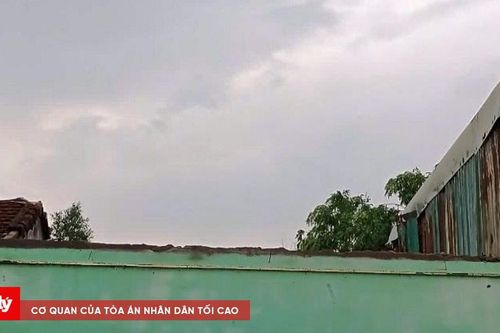 Giông lốc kèm mưa đá khiến gần 100 ngôi nhà bị tốc mái hư hỏng