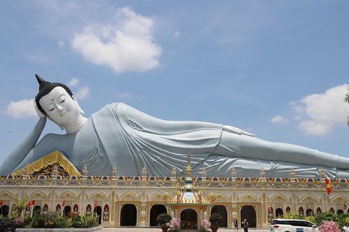 Chiêm ngưỡng ngôi chùa Khmer 300 năm tuổi có tượng Phật nằm lớn nhất Việt Nam