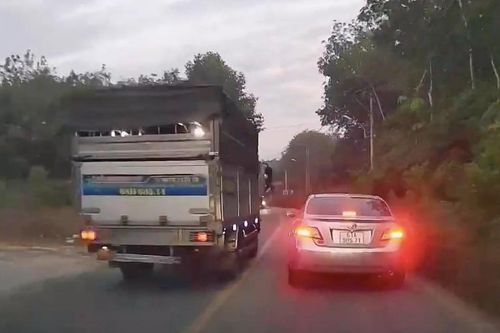 Xe tải vượt ẩu, tài xế mắc 2 lỗi sơ đẳng khiến ai cũng ngán ngẩm