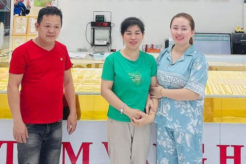 Cặp vợ chồng khiến chủ tiệm vàng ở Thái Nguyên 'cúi đầu cảm tạ'