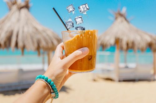 Quán bar hứng 'bão' chỉ trích vì thu tiền 2 viên đá xin thêm
