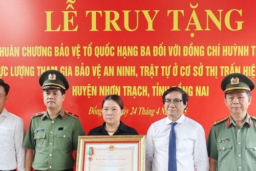 Truy tặng Huân chương Bảo vệ Tổ quốc cho người hy sinh khi bắt trộm