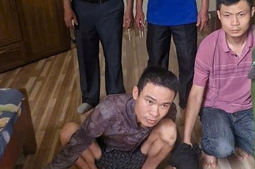 Gã đàn ông 'phê' ma túy đến trụ sở công an, lộ thêm việc tàng trữ 3 khẩu súng