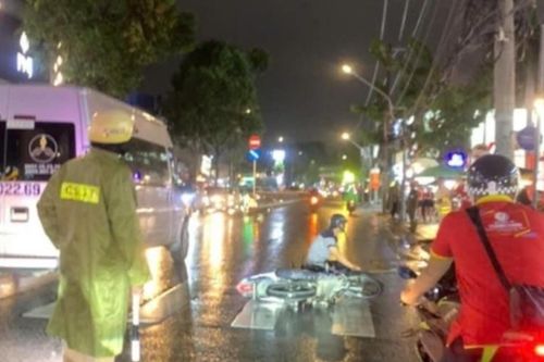 Xe máy va chạm ô tô khách trong cơn mưa tầm tã, nam sinh viên tử vong