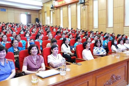 VKSND TP Cẩm Phả tuyên truyền pháp luật cho hơn 300 đại biểu phụ nữ