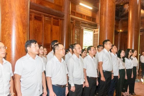 Báo Nghệ An dâng hương tưởng niệm Chủ tịch Hồ Chí Minh và các anh hùng liệt sĩ
