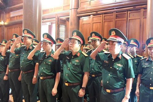 Bộ Tư lệnh Quân khu 4 dâng hoa tưởng niệm Chủ tịch Hồ Chí Minh tại Khu Di tích Quốc gia đặc biệt Kim Liên