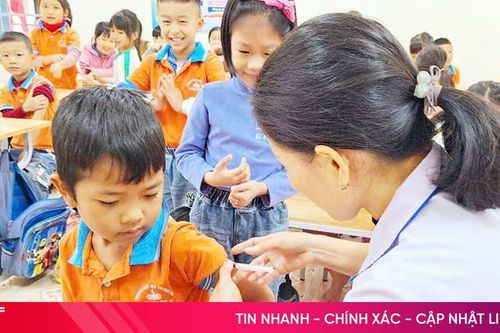Hà Tĩnh tiếp tục tiêm 1.900 liều vắc-xin phòng sởi cho trẻ em