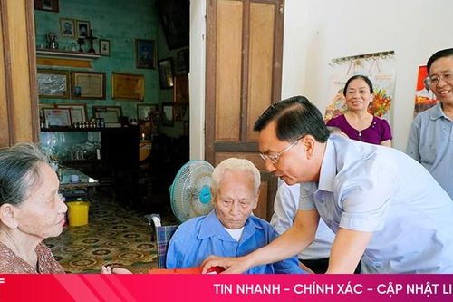 Lãnh đạo thành phố Hà Tĩnh thăm hỏi, tặng quà người có công