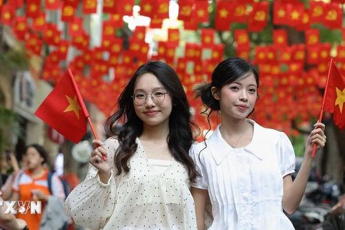 Hà Nội rực rỡ sắc màu, hồi tưởng lại những ngày tháng lịch sử