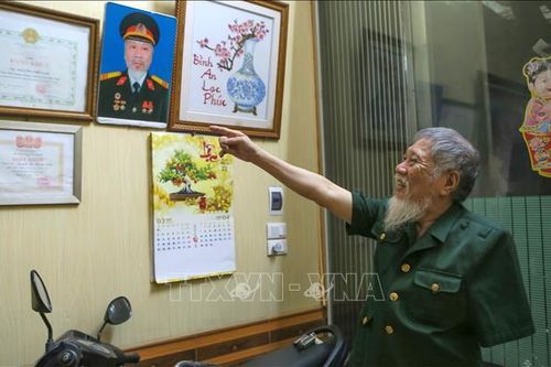 Chuyện của người lính chiến trường đón mừng chiến thắng trước cổng Dinh Độc Lập