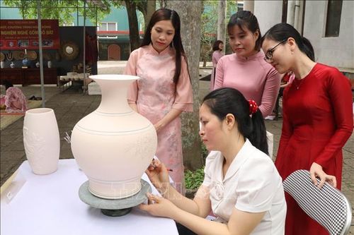 Trải nghiệm nghề gốm Bồ Bát thu hút đông đảo người dân, du khách
