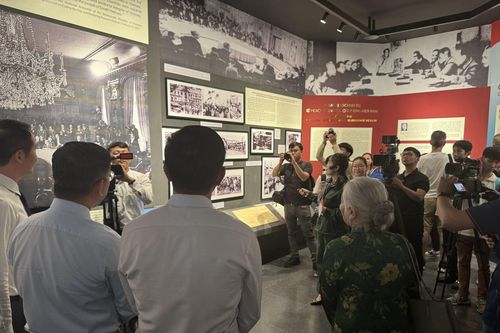 Khai mạc triển lãm ảnh 'Từ Hiệp định Paris đến Đại thắng mùa Xuân 1975'