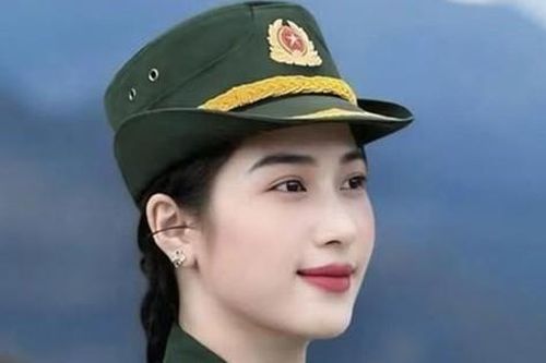 Hình ảnh nữ Trung úy xinh đẹp thu hút mọi ánh nhìn ở Dinh Độc Lập