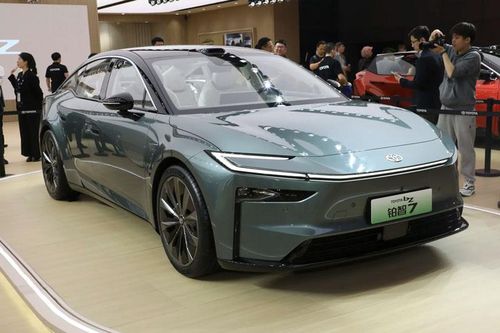 Toyota giới thiệu xe sedan hoàn toàn mới với thiết kế đẹp mê ly, bán ra vào cuối năm 2025