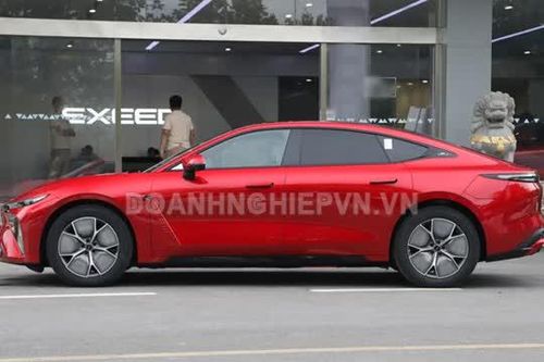 Xe sedan cùng phân khúc với Toyota Camry, công suất 480 mã lực, giá hơn 700 triệu đồng