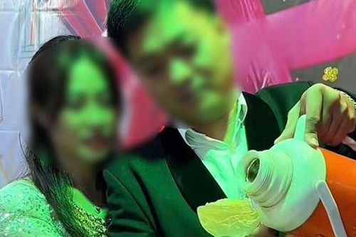 Chi tiết lạ trong bức ảnh chụp cô dâu, chú rể khiến dân mạng bàn tán rôm rả