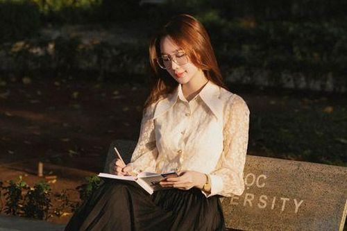 Hoa hậu Bảo Ngọc gây bàn tán khi 'chạy deadline' trong lúc chờ tập diễu binh