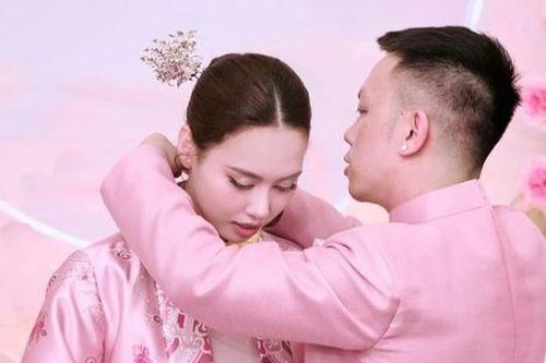 Á hậu Việt được trao vàng khủng trong lễ ăn hỏi với doanh nhân hơn 9 tuổi