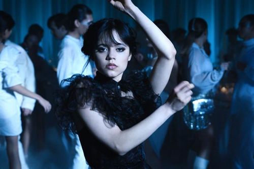 'Wednesday' mùa 2 tung trailer, Netflix chia đôi lịch chiếu