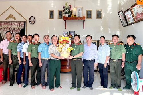 Giám đốc Công an tỉnh tặng quà gia đình chính sách tiêu biểu tại huyện An Phú