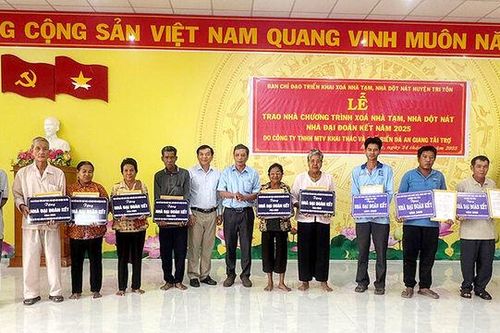 Bàn giao 20 căn nhà cho người dân huyện Tri Tôn